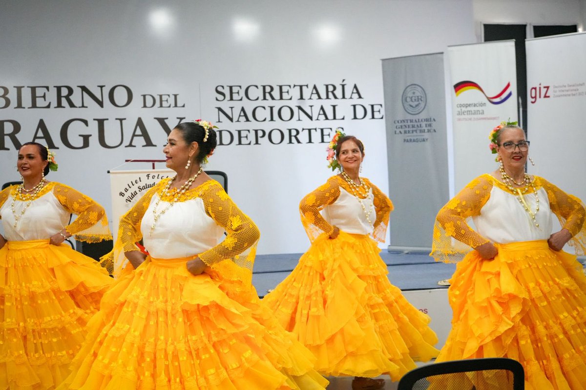 contraloriapy's tweet photo. ✨ Impulsando la integridad desde el liderazgo femenino

La CGR llevó adelante una nueva edición del #IntegriTereré en la Secretaría Nacional de Deportes, reuniendo a 35 mujeres líderes de MIPYMES en un espacio de diálogo, intercambio y construcción colectiva sobre ética empresarial y transparencia.

Durante la jornada, Jenifer Snaider (Ñandeté) y María Paz Oviedo (Prana Inmobiliaria) compartieron sus experiencias sobre el desafío de emprender con valores y tomar decisiones correctas incluso en contextos complejos.

También contamos con la participación de MIPYMES lideradas por mujeres @yukofresco, ñandeté y emperatrizcasavva que ofrecieron degustaciones de sus productos, fortaleciendo el encuentro entre emprendedoras.

El cierre artístico del Ballet Folklórico “Vida Saludable y Feliz” de la SND aportó identidad cultural y celebración a la jornada.

Desde la CGR seguimos promoviendo espacios que fortalecen la integridad, la transparencia y el trabajo conjunto entre sectores.💪🏼🙌🏼

#Integridad #Transparencia #MujeresLíderes #MIPYMES #CGR #Paraguay #AlianzasParaLaIntegridad