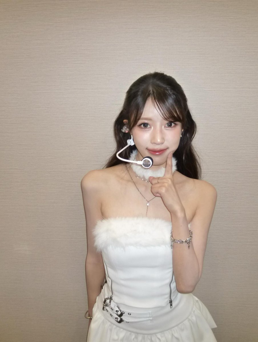 walvlz's tweet photo. 이미주 본판은 이목구비 화려한 청순미녀인데 갸루부터 화양연화 스모키까지 모든 컨셉 다 받아먹는거 ㄴㅁ 신기해…
화려이목구비가 도화지얼굴인거 쉽지않은데
이미주덕질 최대 잼컨:언니얼굴임 https://t.co/4jQFk9eeqG