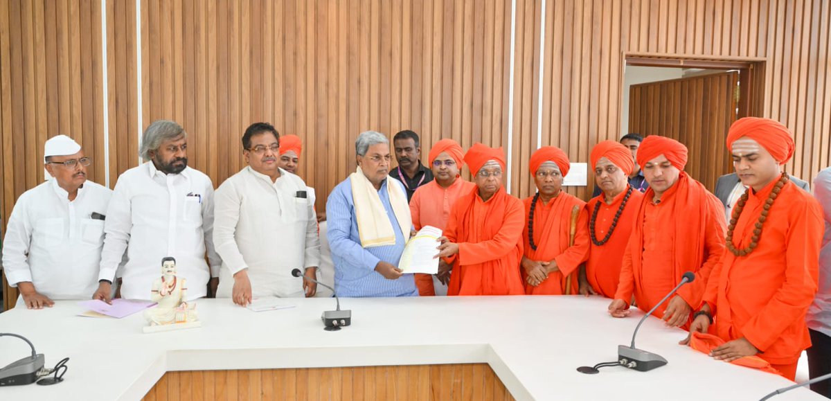 CMofKarnataka's tweet photo. ಬೀದರ್ ಜಿಲ್ಲೆಯಲ್ಲಿ "ವಚನ ಗ್ಲೋಬಲ್ ವಿಶ್ವವಿದ್ಯಾಲಯ" ಸ್ಥಾಪಿಸುವ ನಿಟ್ಟಿನಲ್ಲಿ 
ಭಾಲ್ಕಿ ಮಠದ ಜಗದ್ಗುರುಗಳಾದ ಡಾ. ಬಸವಲಿಂಗ ಪಟ್ಟದೇವರು ಅವರ ನೇತೃತ್ವದಲ್ಲಿ ವಿವಿಧ ಮಠಗಳ ಮಠಾಧೀಶರ ನಿಯೋಗದವರು ಇಂದು ಮುಖ್ಯಮಂತ್ರಿ @siddaramaiah ಅವರನ್ನು ಭೇಟಿಯಾಗಿ ಚರ್ಚ��ಸಿ, ಮನವಿಪತ್ರ ಸಲ್ಲಿಸಿದರು.

ಈ ಸಂದರ್ಭದಲ್ಲಿ ಗದುಗಿನ ಪೂಜ್ಯ ಶ್ರೀ ಜಗದ್ಗುರು ಡಾ.ತೋಂಟದ ಸಿದ್ದರಾಮ ಸ್ವಾಮಿಗಳು, ವಿರಕ್ತಮಠ ಹಂದಿಗುಂದದ ಪೂಜ್ಯಶ್ರೀ ಶಿವಾನಂದ ಮಹಾಸ್ವಾಮಿಗಳು, ಭಾಲ್ಕಿಯ ಕಿರಿಯ ಶ್ರೀಗಳು, ಕುಂಬಳಗೋಡು ಬಸವ ಮಂಟಪದ ಶ್ರೀಗಳು ಹಾಗೂ ಸಚಿವರಾದ ಎಂ. ಬಿ.ಪಾಟೀಲ್, ಈಶ್ವರ ಖಂಡ್ರೆ, ಶಾಸಕರಾದ ಬಿ.ಆರ್.ಪಾಟೀಲ್ ಅವರು ಉಪಸ್ಥಿತರಿದ್ದರು.