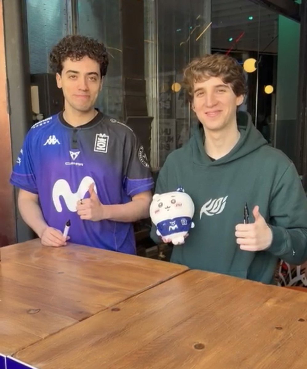 Ahora que ya se lo han entregado…quería enseñar mi pequeña aportación💙.

Chiikawa oficialmente es un fan más de KOI ;) 

(Mi nueva foto favorita, en realidad estoy llorando en casa ahora mismo, os quiero <a href="/ElTemploFNX/">El Templo del Fénix</a> 💜💙)