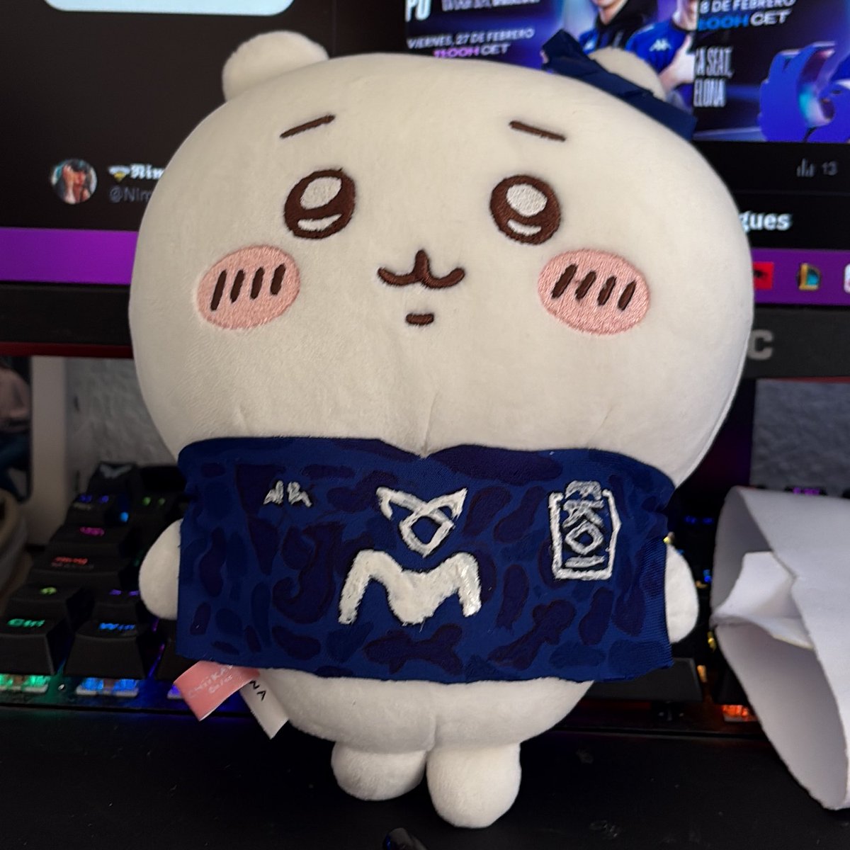 Nimaaruu's tweet photo. Ahora que ya se lo han entregado…quería enseñar mi pequeña aportación💙.

Chiikawa oficialmente es un fan más de KOI ;) 

(Mi nueva foto favorita, en realidad estoy llorando en casa ahora mismo, os quiero @ElTemploFNX 💜💙) https://t.co/bNdGTCcsqR