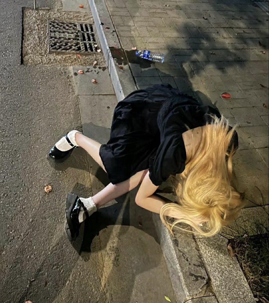 她的脚臭我的爱 tweet media