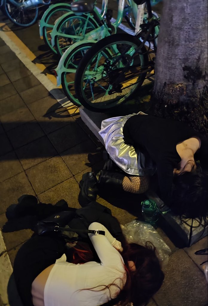 她的脚臭我的爱 tweet media