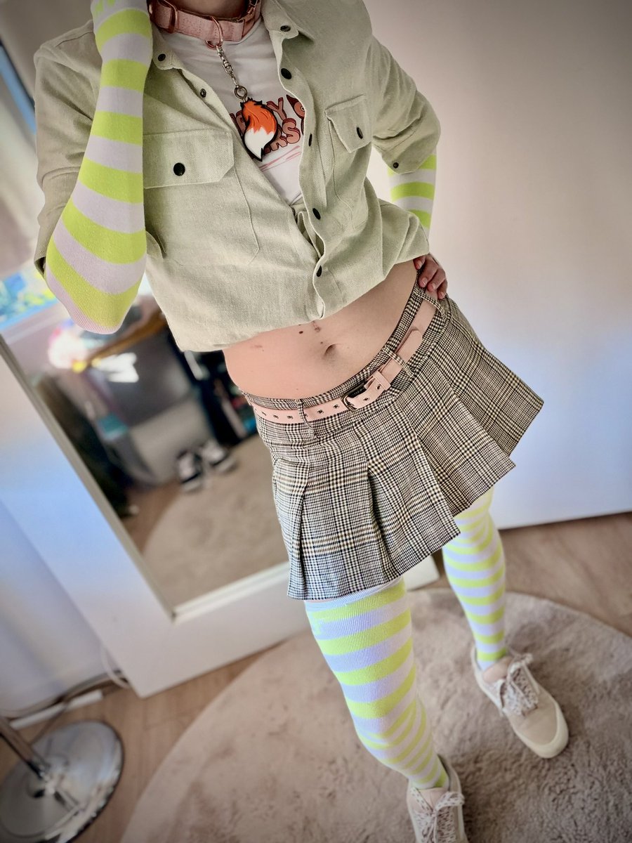Almost spring and weather started to get a bit warmer so I felt a bit more green 🪴 today on this #femboyfriday ~✨

Also me trying to make a cropped blouse lol (2e pic) 😛

[Sockies <a href="/AngyPaws/">Angy Paws</a> 💚🤍💚]