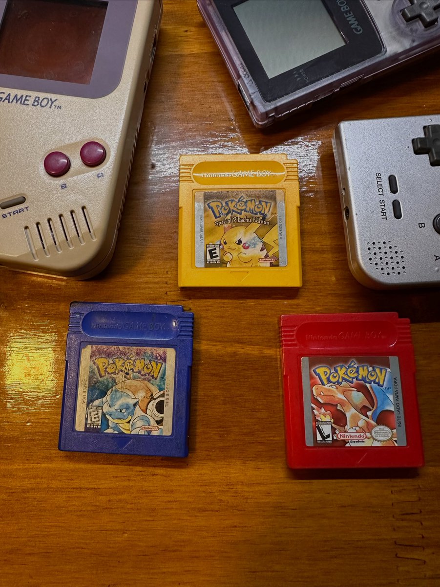 Comemorando e mostrando um pedaço da minha coleção nesse aniversário de 30 anos da franquia. 
Pokémon marcou minha vida. E eu nunca vou esquecer disso. ❤️⚡

#Pokemon30 #PokemonDay #Nostalgia #GameBoy #PokemonBrasil