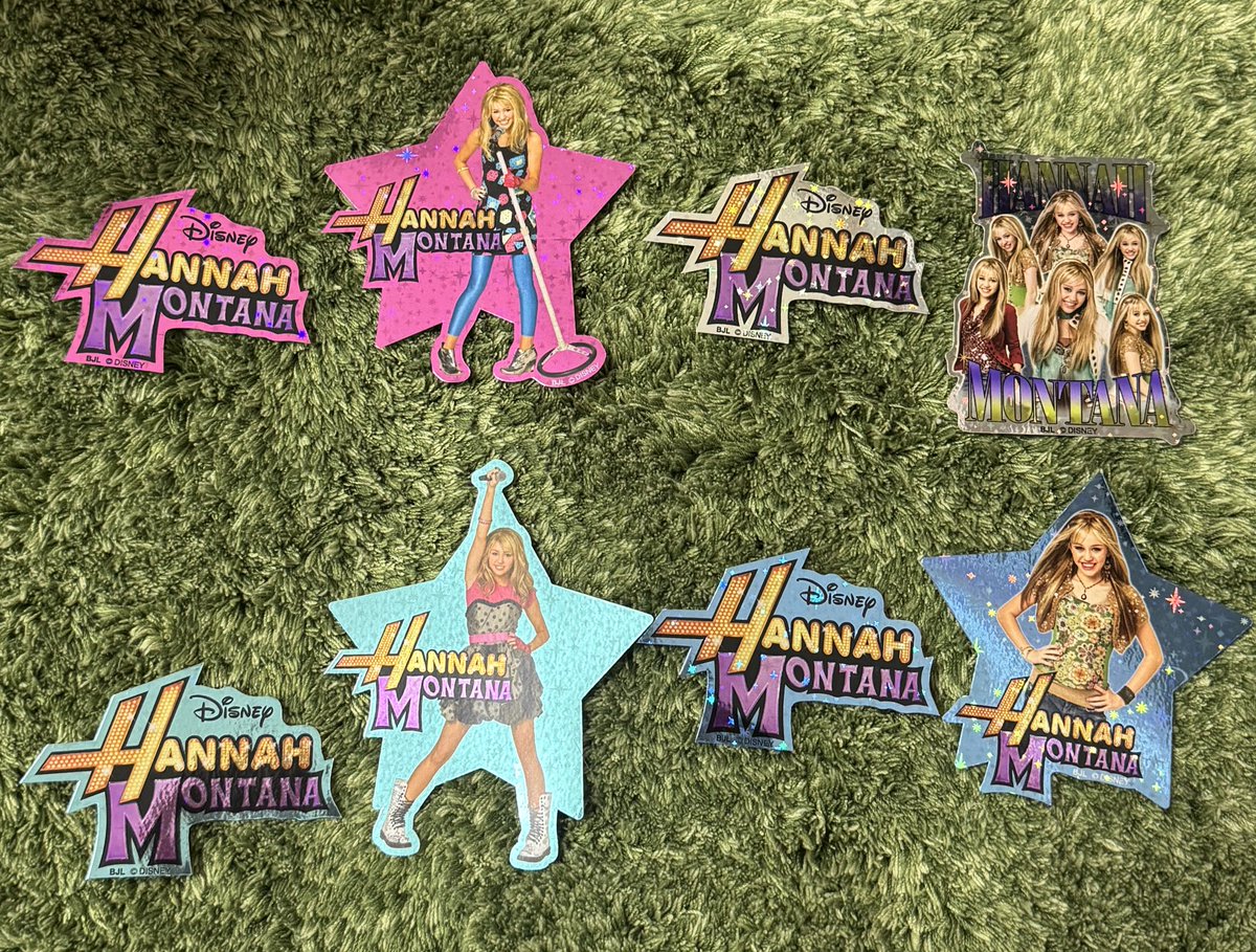 1ilj___'s tweet photo. 【交換】
ハンナモンタナステッカー
Dマケ ディズニーマーケット
Disney the market

讓
１枚目の画像

求
2枚目の画像以外のもの

郵送になります。
被っているので交換探しています。
出来れば、ロゴとセットで交換していただけると嬉しいです💦
お気軽にお声掛けください。 https://t.co/r00EAQg1Ah