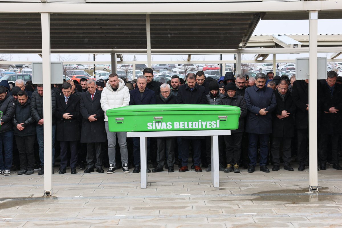 valisalihayhan's tweet photo. ❝
İnsan, bazen durup dururken gider. ❞
Sen gittin,
Biz durduk…

Gidişin erken, vedan eksik kaldı belki,
Ama!
Hüküm O’nun, emanet O’nun, 
Hiç şüphesiz O’na döneceğiz.

Varlığı ile güç veren, gülüşü ile tebessüm ettiren, insanın insana iyi gelmesinin mümkün olduğunu bizlere öğreten aziz dostum, kıymetli kardeşim Kemal Yıldızdağı’nı bugün Sivas’ta ebediyete uğurladık. 

Vakitsiz gidişinin hüznü, şehrin ayazında düğüm düğüm oldu gözlerimizde. Koca bir sessizlik, derin bir boşluk bırakırken ardında…

Ne söylenebilir ki ilâhi teslimiyetten başka. Söylenmeyen cümlelerde, yarım kalan kahkahalarda, bıraktığın izlerde, yaptığın iyiliklerde seni anacağız, rahmet dileyeceğiz senin için yaradandan…

Rabb’im, rahmeti ve merhameti ile muamele eylesin sana kıymetli dostum. Mekanın cennet olsun. Arkanda bıraktığın ailene, dostlarına, sevdiklerine sabır diliyorum.