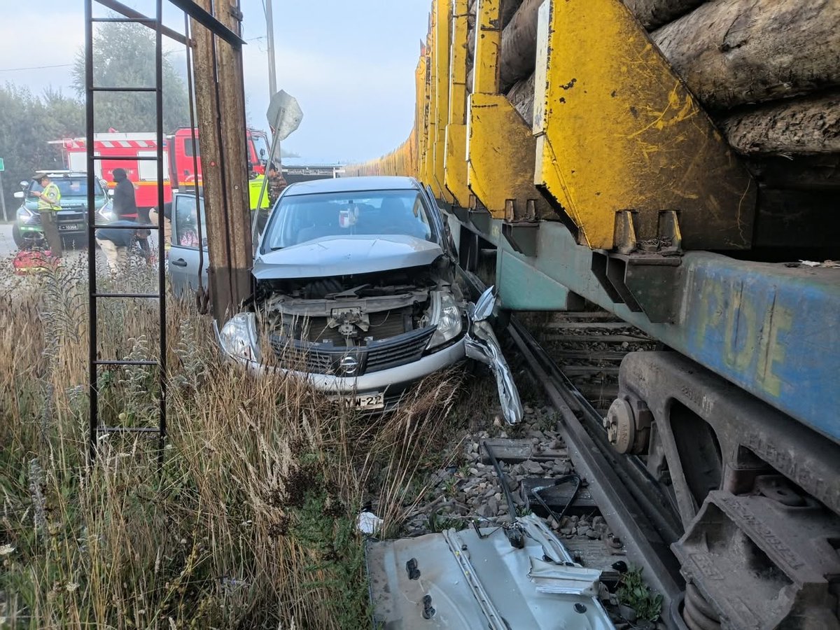 🔴 El conductor del vehículo afectado no habría respetado el signo Pare: Tren maderero arrolló vehículo menor en #Antilhue.

👉🏼 Más información aquí...
facebook.com/10006356767152…
<a href="/Carabdechile/">Carabineros de Chile</a> <a href="/BomberosdeChile/">Bomberos de Chile</a>
