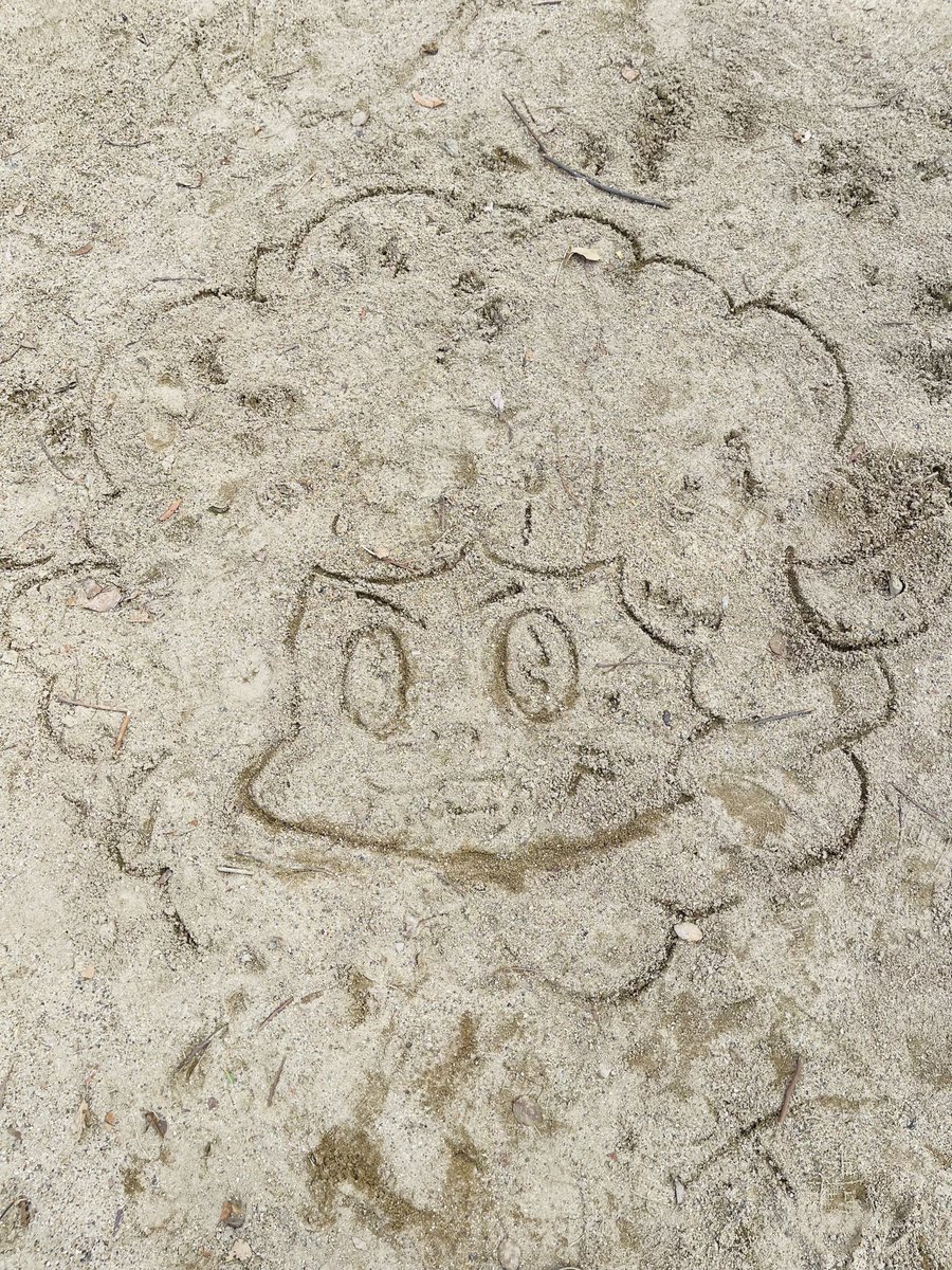 今日は砂場にランボさんを描くなどした