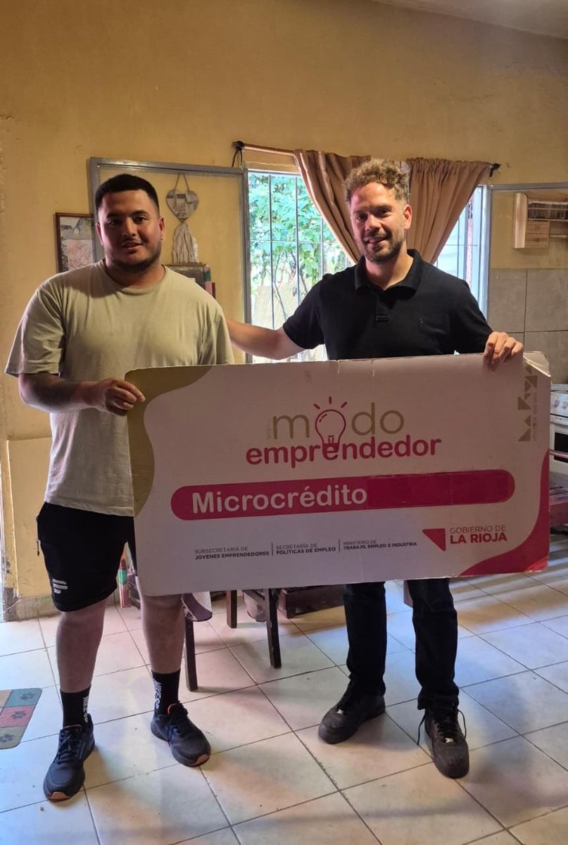 GonzaloBecerraD's tweet photo. Visité a Gastón, quien ha iniciado su negocio de peluquería 💇‍♂️💈, y a Catalina, estudiante de chef en la Mariano Moreno con su emprendimiento de panificación 🥖. creemos en el valor del esfuerzo y las oportunidades . ¡Juntos fortalecemos a los emprendedores! ✨💼 X+EMPRENDEDORES https://t.co/jBgKwziRNP
