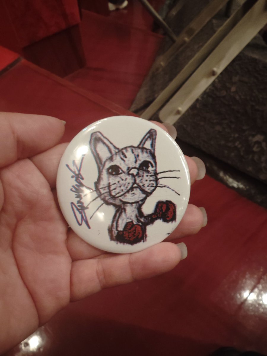 minichann32's tweet photo. aikoのライブ終わりました。
2階で缶バッチ落とされた方。落とし物に預けます。無事に持ち主のおうちに帰れますように。
  #忘れもの https://t.co/RNh6GynVER