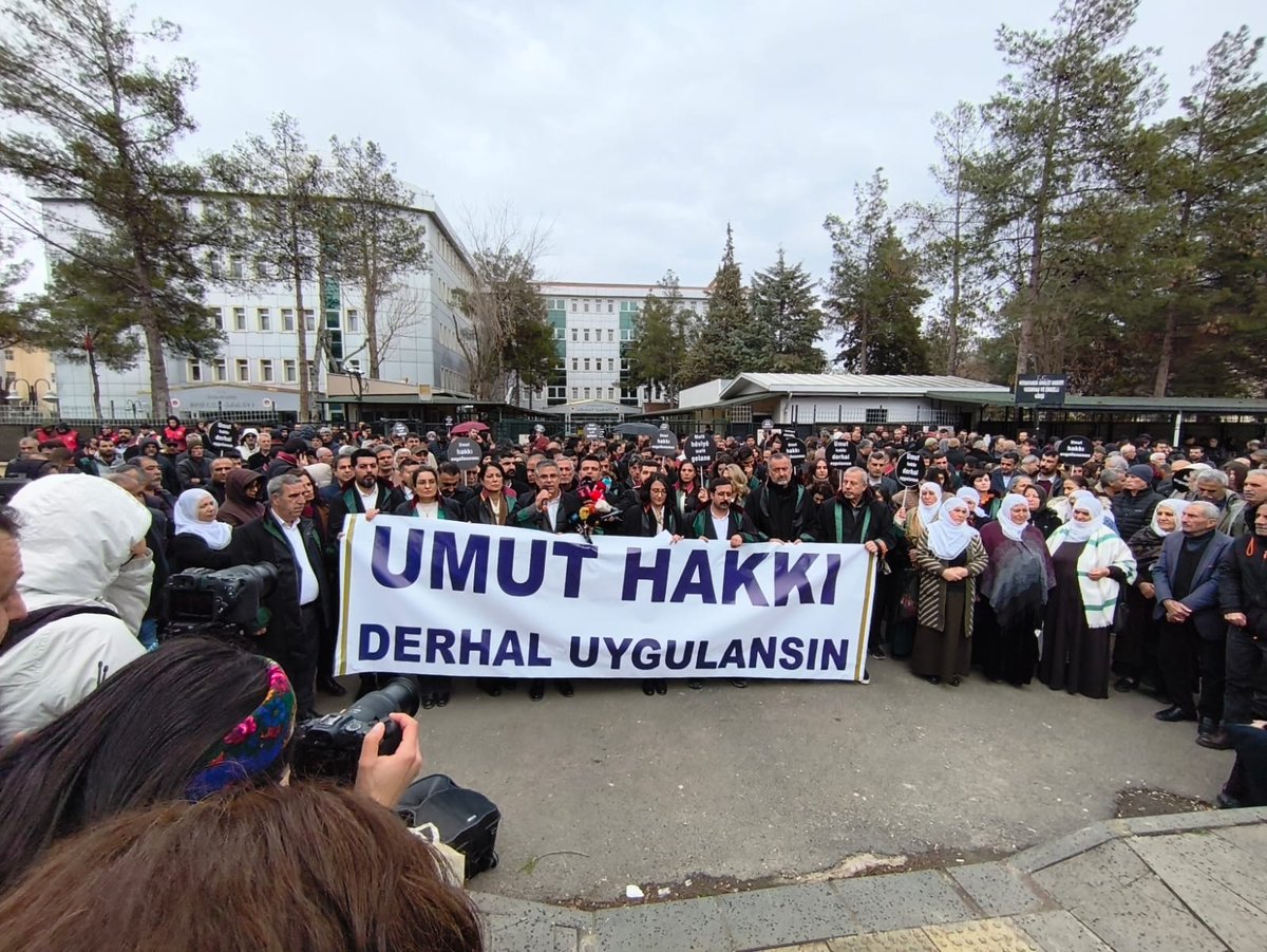 #WÊNE - Komeleya Hiqûqnasan a ji bo Azadiyê (OHD), li Amedê ji bo Mafê Hêviyê meşiya û li ber Dadgeha Amedê pankarta "BILA MAFÊ HÊVIYÊ DEMILDEST PÊK WERE" hat vekirin

📸Abdulselam Akinci-Rûdaw