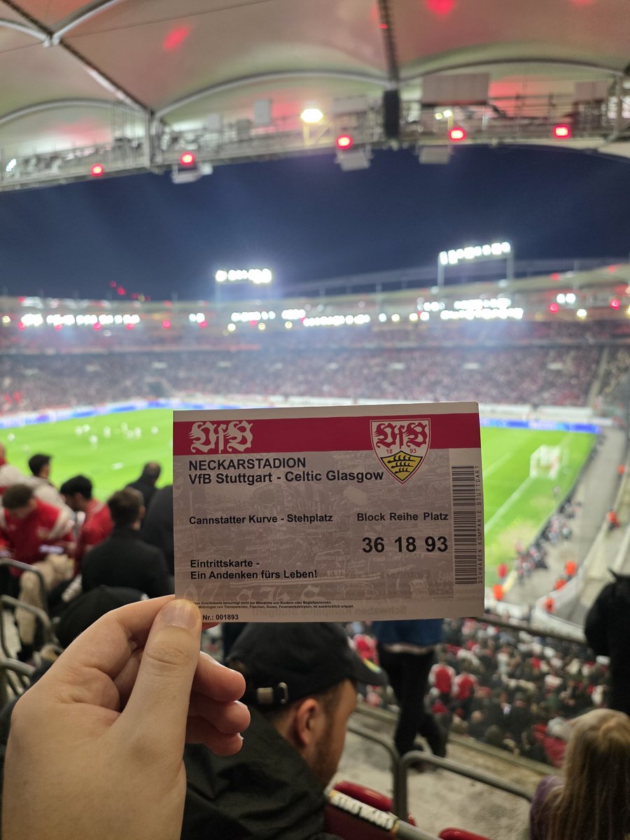La très belle initiative des supporters de Stuttgart, aussi maline que significative, qui a distribué de faux 𝗧𝗜𝗖𝗞𝗘𝗧𝗦 𝗘𝗡 𝗣𝗔𝗣𝗜𝗘𝗥 de match pour protester contre leur suppression ! 🎟️ ❌

Ce ticket comprenait un QR code, rendant accès à un communiqué. 

On a tous