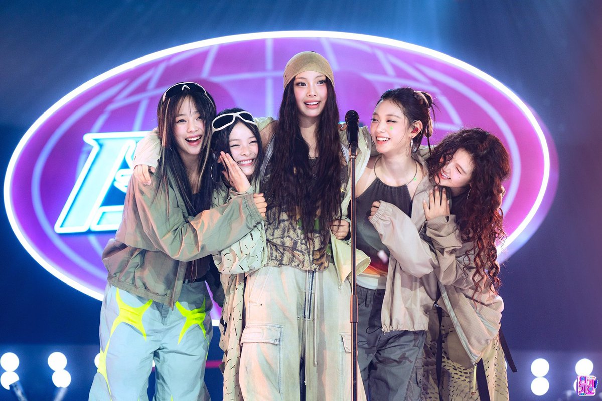 𝑙𝑜𝑟𝑒 ★ ໒꒱ tweet media