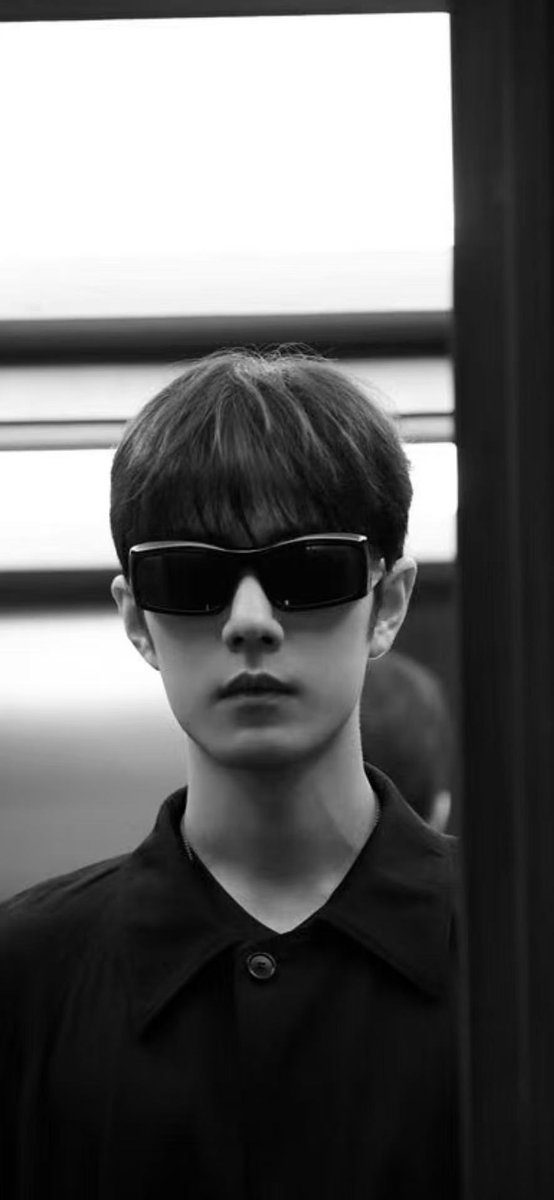 ryang_20877's tweet photo. 肖战完美驾驭Gucci-时尚、病娇、张扬，走出日常生活，发现不一样的自己

XIAO ZHAN GUCCI SPRING
#XiaoZhanxGucciTrend26
#MFW26KingXiaoZhan https://t.co/SdpCaLCzCa