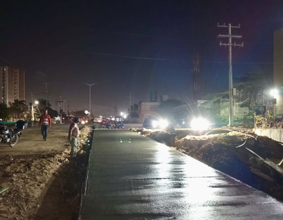 Trabajando de día / Trabajando de noche

¡De día y de noche! Los trabajos en la Gran Vía no se detienen. 🌙 🚜 

✅ Avanza la fundida de pavimento en diferentes tramos, tanto en calzadas como en espacio público. ¡La vamos a terminar!