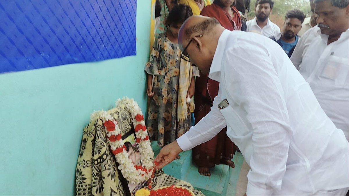 PuttaSudhakarY's tweet photo. ఇటీవల నీటి కాలువలో పడి మృతి చెందిన ముడమాల ఎస్సీ కాలనీకి చెందిన సతీష్ గారు, గుండాపురం ఎస్సీ కాలనీకి చెందిన ఓబులేసు గారి కుటుంబాలను ఈ రోజు వారి ఇళ్లకు వెళ్లి పరామర్శించి కుటుంబ సభ్యులను ఓదార్చాను. ఈ సందర్భంగా ఇరువురు కుటుంబాలకు చెరో రూ.50,000/- ఆర్థిక సహాయం అందజేశాను. https://t.co/PBD43ERFCp