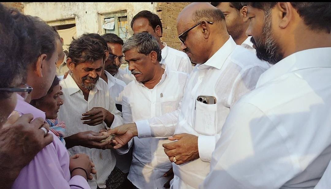 PuttaSudhakarY's tweet photo. ఇటీవల నీటి కాలువలో పడి మృతి చెందిన ముడమాల ఎస్సీ కాలనీకి చెందిన సతీష్ గారు, గుండాపురం ఎస్సీ కాలనీకి చెందిన ఓబులేసు గారి కుటుంబాలను ఈ రోజు వారి ఇళ్లకు వెళ్లి పరామర్శించి కుటుంబ సభ్యులను ఓదార్చాను. ఈ సందర్భంగా ఇరువురు కుటుంబాలకు చెరో రూ.50,000/- ఆర్థిక సహాయం అందజేశాను. https://t.co/PBD43ERFCp