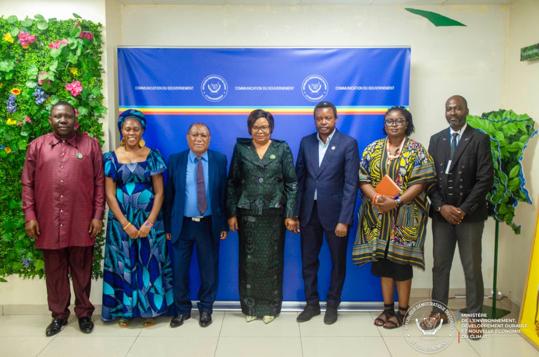 environews_rdc's tweet photo. Environnement :🌍 De Belém à Kinshasa ! La #RDC réaffirme son leadership climatique. La Ministre Marie Nyange Ndambo lancera l'Atelier régional des bailleurs de fonds pour les Peuples Autochtones (11-12 mars).
🎯 Objectif : Protéger 50 millions d'hectares de forêts. 🇨🇩💪
💰 Transformer les promesses de la #COP30 en actions concrètes pour la biodiversité.

#PeuplesAutochtones #Kinshasa #MeddNec #TransitionÉcologique