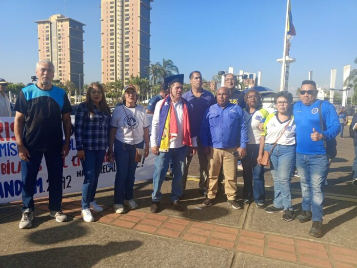 ReporteYa's tweet photo. #27Feb #Guayana #ProfesoresUniversitarios
Profesores universitarios de la Universidad Nacional Experimental de Guayana exigen salarios dignos y mejoras laborales ante ingresos que califican como insuficientes frente a la crisis económica, advirtiendo que la precariedad salarial afecta su calidad de vida y la educación pública en la región. – @radiofeyalegria