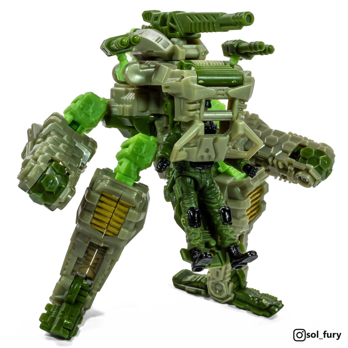 SolFury's tweet photo. "Don't shoot 'til you see the whites of their eyes."
Crosshairs with Sergeant Cahnay - Transformers Dark of the Moon (Human Alliance Basic, 2011)
#transformers
#transformersdarkofthemoon
#transformersmovie https://t.co/P5cvu0IFqQ