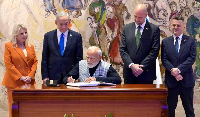 HER ÜLKE ALARMA GEÇMELİ.

İsrail İran'a saldırdığında,
Hindistan da Pakistan'a saldıracak...

Modi ile Netanyahu arasında 
(İsrail ziyareti) yapılan anlaşma bu. 

Türkiye sınırından Hindistan sınırına kadar...
Her yeri savaş alanına çevirmeyi planlamış bunlar...