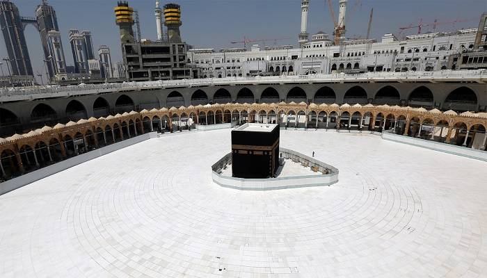 Inilah sebabnya kenapa lantai di Masjidil Haram tak akan panas..

Walau bertawaf di tengahari dibawah suhu 45-50 °C, ia tak akan panas, boleh dipijak dengan barefoot, boleh duduk atasnya untuk berdoa malah boleh meletakkan dahi untuk bersujud..

The power of Islamic engineering..