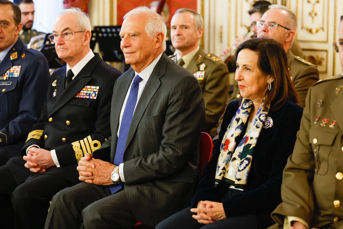 Gracias por una trayectoria dedicada al servicio público.

Josep Borrell recibe hoy el Premio Extraordinario de Defensa 'General Gutiérrez Mellado' de manos de Margarita Robles, en reconocimiento a su compromiso con la seguridad europea.
