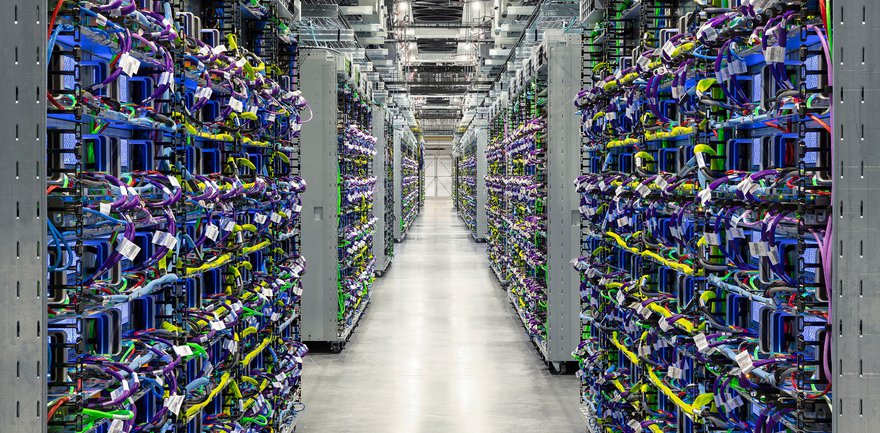 Medio mundo está de rodillas rogando que Google, Amazon o Microsoft les pongan un data center de inteligencia artificial... pero en su propia casa los están limitando.

Nueva York tiene sobre la mesa una moratoria de 3 años para nuevos data centers. Virginia, el epicentro
