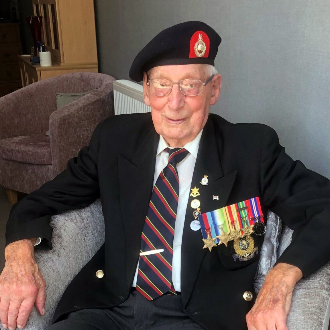 Royal Navy tweet media