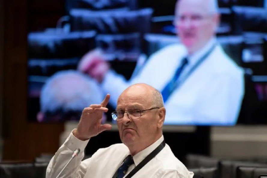 Man’s NOT Barry Roux tweet media