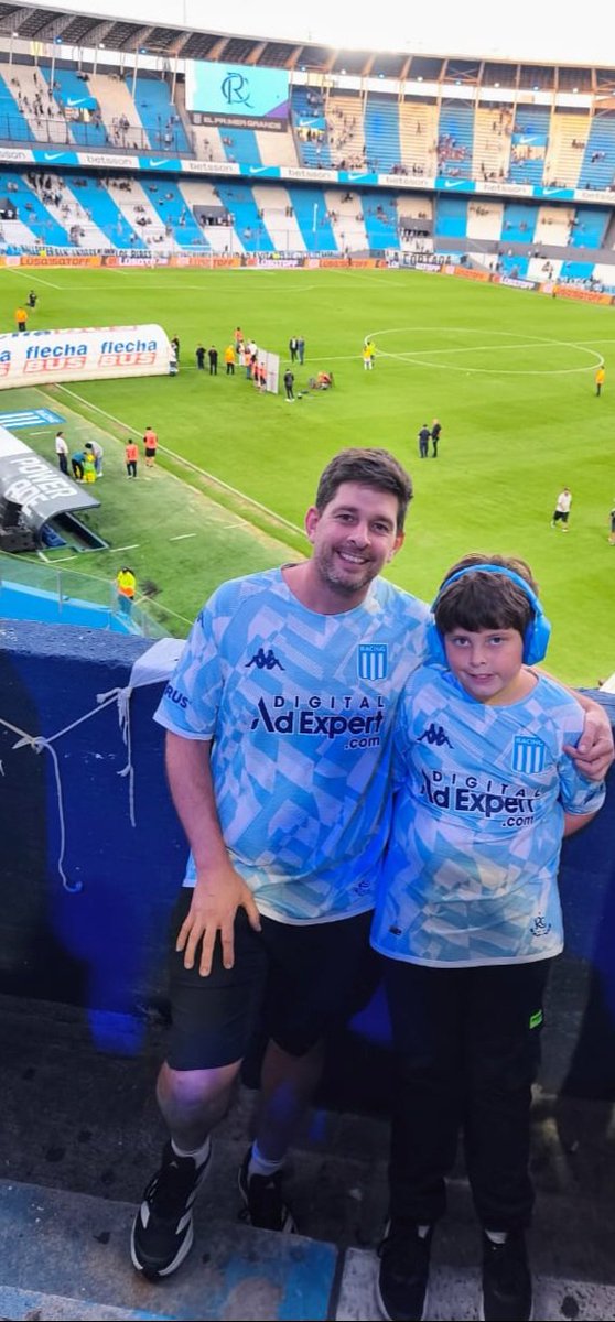 Compartir esto con vos es lo que soñé toda mi vida. Ayer, por primera vez, pudiste disfrutarlo. Estuviste conectado con el entorno, con la gente (con nuestra gente). Cantaste, alentaste, puteaste, gritaste el gol, nos abrazamos. Fue un dia maravilloso