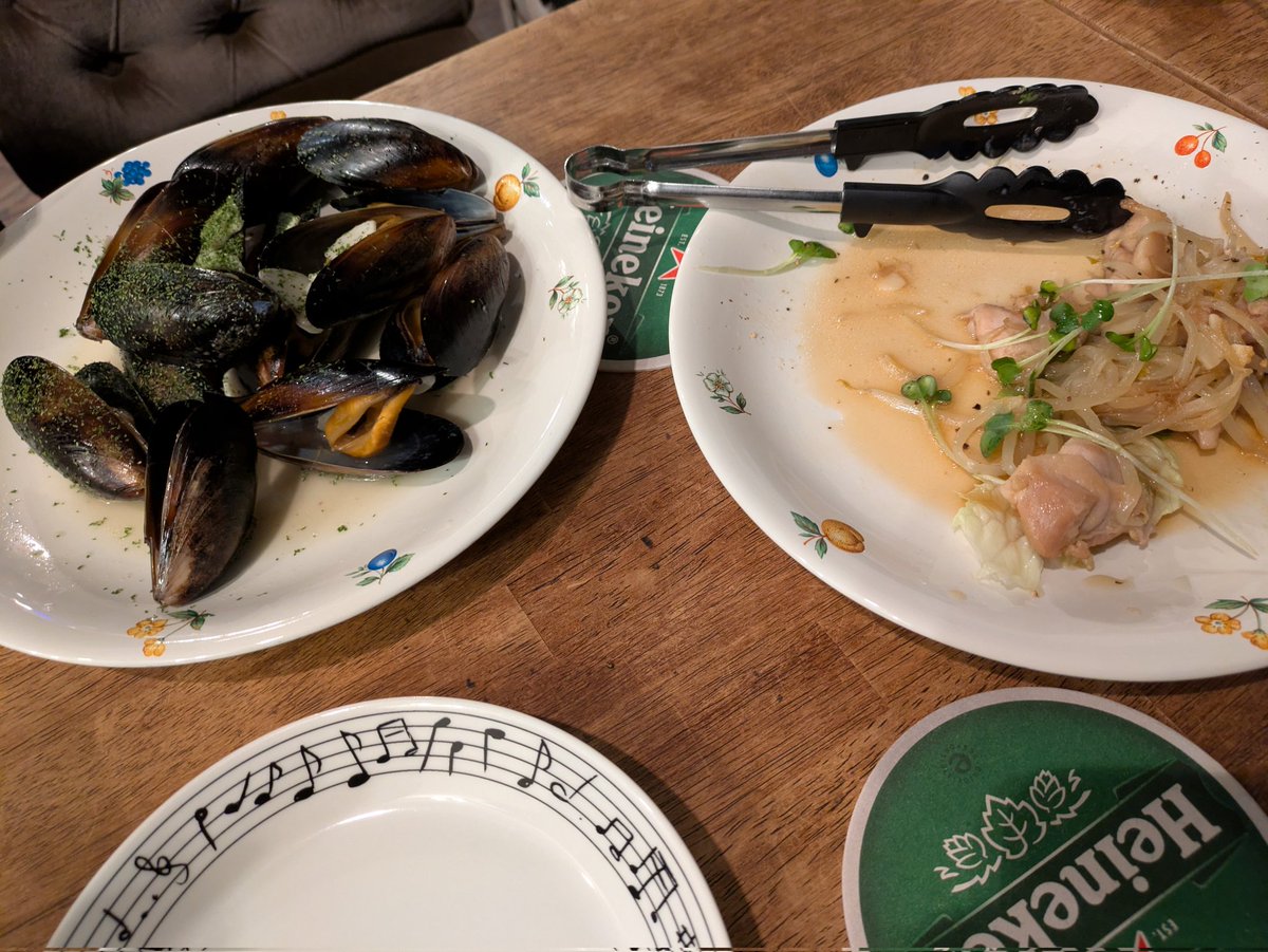 本日は大変お世話になっている皆様と新年会でした。
料理がとても美味しくて、色々な催しがあってとても楽しかったです。
ちょいと飲み足りなくて夜の新宿をふらふらしております。