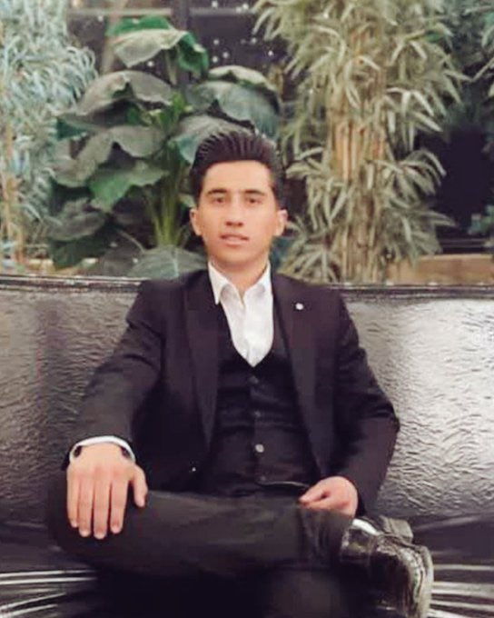 ولی من برای تو جور دیگری گریستم.

#امیرعباس_مومنی
۱۷ ساله.