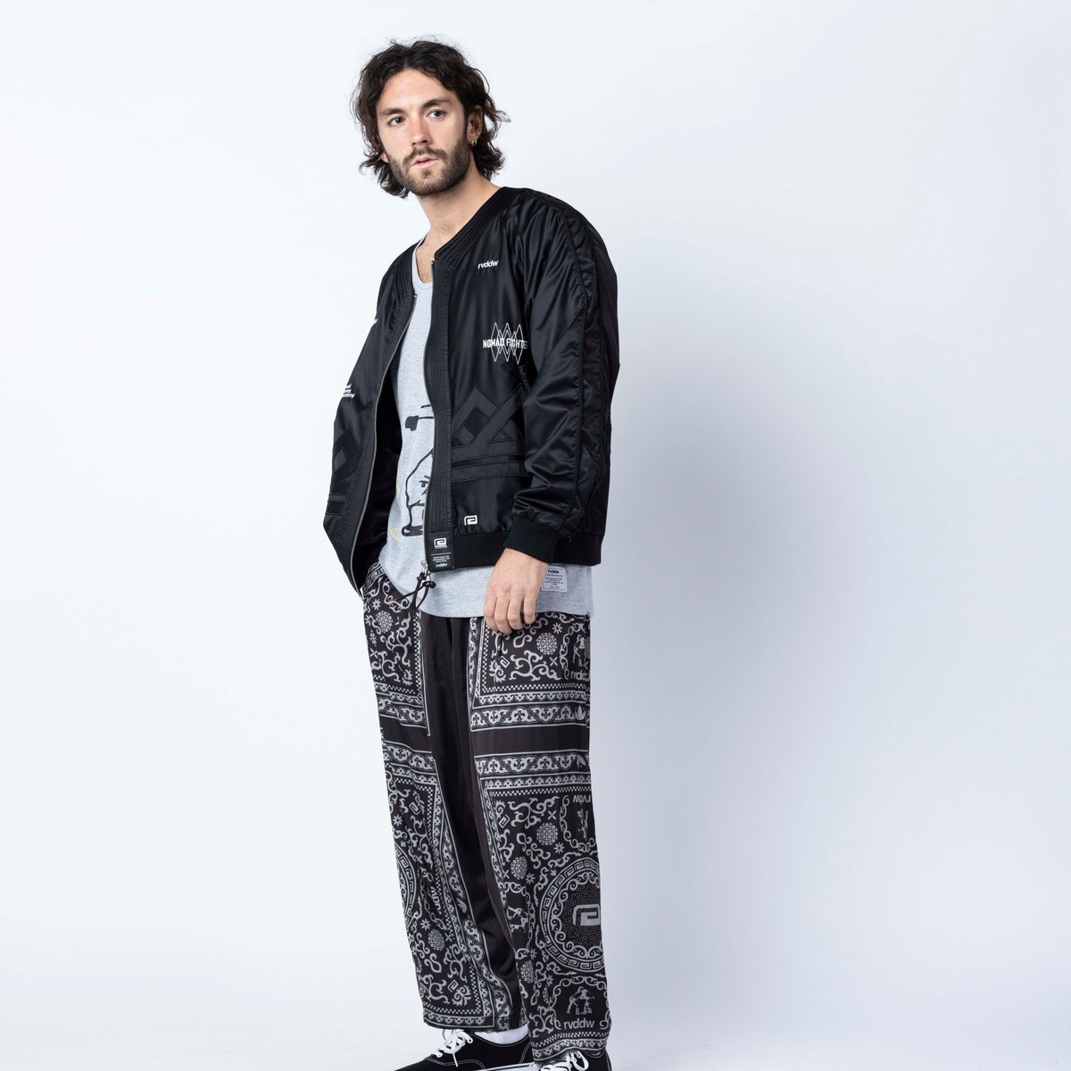 【NEW】「NOMAD FIGHTER SKA JACKET」
道着の襟のディテールを採用したNOMAD FIGHTER スカジャンは、風合いの良い上質なサテン生地を使用し、身頃のグラフィックには勝守の意味がある伝統柄を刺繍で落とし込んだ1着。
rvddw.com/SHOP/rv26ss301… #rvddw