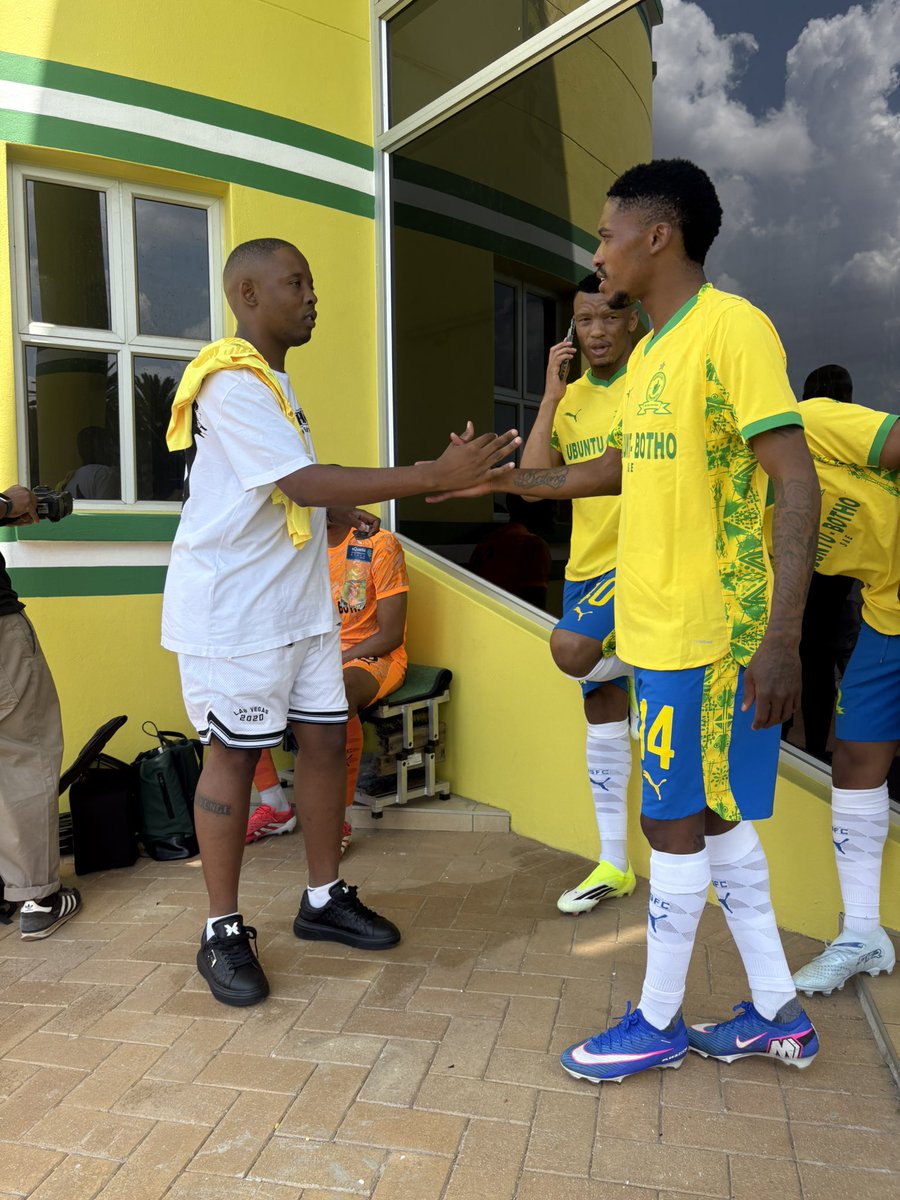 dedrickshootsss's tweet photo. We are Mamelodi Sundowns  💛 https://t.co/q7Pdfb0AEv