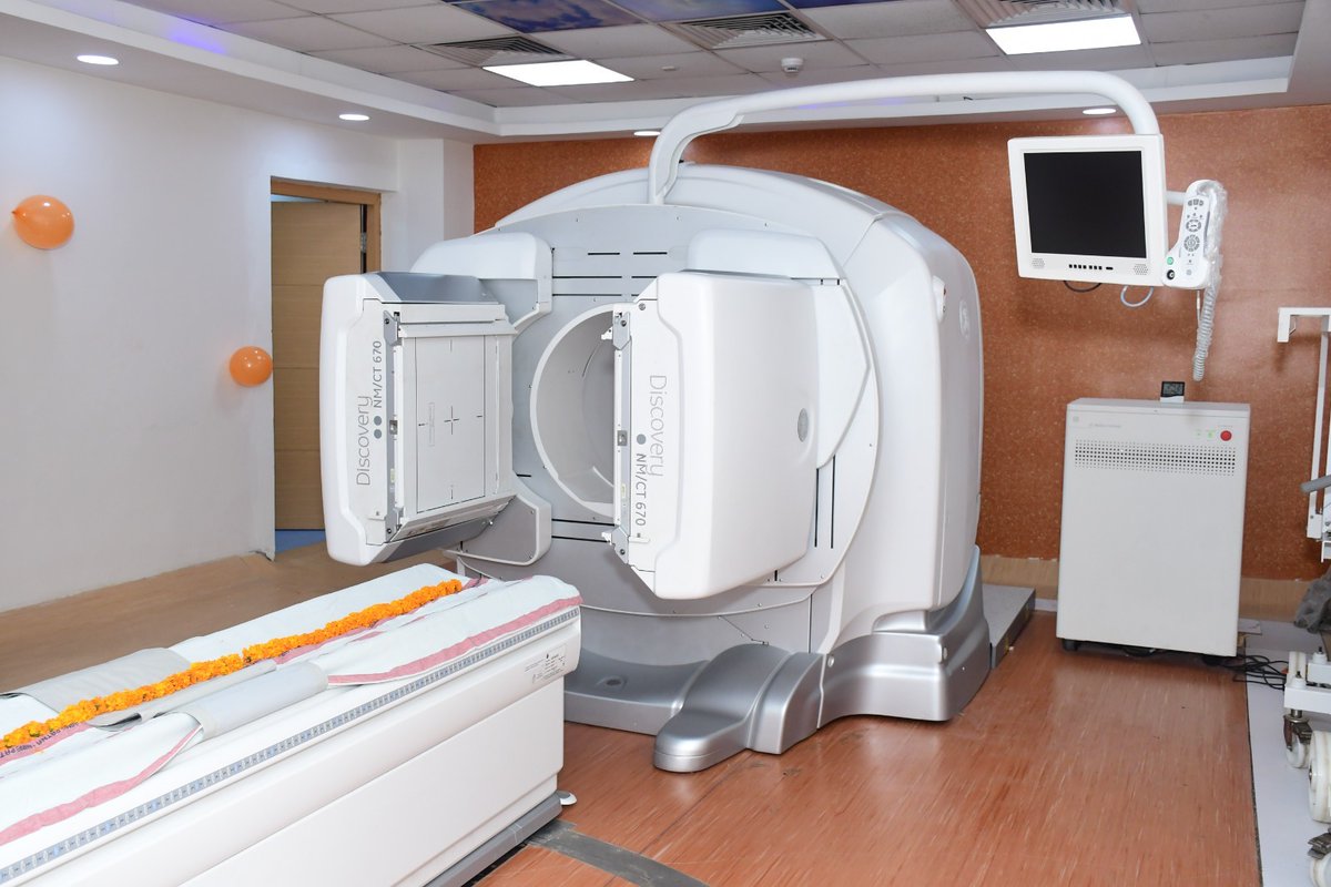 prabhatkhabar's tweet image. AIIMS पटना:  अत्याधुनिक स्पेक्ट-सीटी गामा कैमरे की शुरुआत हुई. अब कैंसर, हृदय व अन्य गंभीर बीमारियों की सटीक और तेज जांच बिहार में ही संभव होगी.  इससे मरीजों को बाहर जाने की जरूरत कम पड़ेगी.

#AIIMSPatna #Healthcare #MedicalTechnology #BiharNews #prabhatkhabar