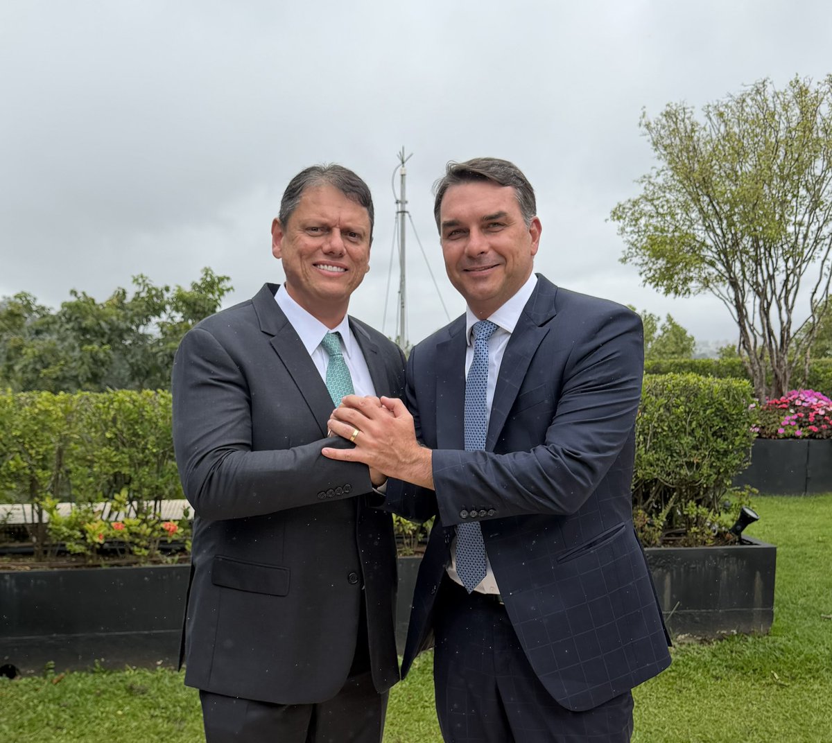 FlavioBolsonaro's tweet photo. Vamos fazer história juntos, construindo o “Projeto Brasil” para recolocar o país no caminho da prosperidade.
Meu amigo Tarcísio @tarcisiogdf , vamos estar juntos não apenas em São Paulo, mas devolvendo a esperança a todos os brasileiros.
É necessário resgatar a capacidade de estabelecer consenso em torno de uma visão de futuro, refletir sobre nossas experiências de sucesso, aproveitar nossas vocações como a segurança alimentar, a transição energética, a economia do conhecimento e biotecnologia. Garantir a ordem e promover o progresso!