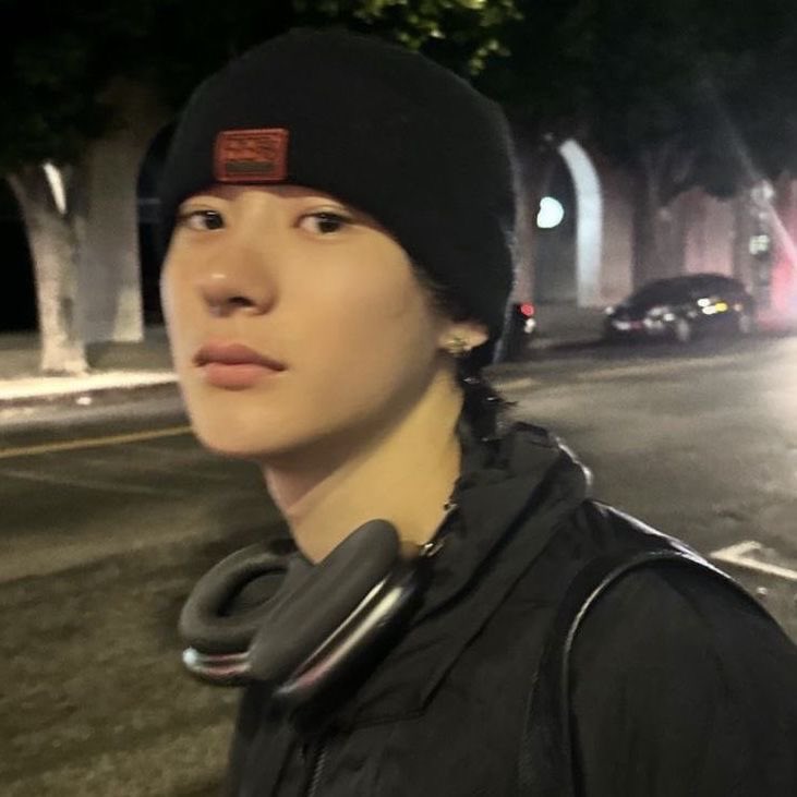 ตอนพรีเดบิวต์ลุคฮีโคตร swag มาแนวหนุ่มโปรดิวเซอร์ฮิปๆ คูลๆ นั่งทำเพลง ยิ่งรู้ว่าอิมพอร์ตจากอเมริกา สเตจเนมภาษาอังกฤษ เป็นเนทีฟอิ้งอีก ยิ่งเหมือนแรปเปอร์ไปใหญ่ ดูเป็นตัวแรงกว่าเดิม555555555 พอเดมาปุ้บ กลายเป็นโวคอลยิ้มหวานเสียงนุ่มแทนซะงั้น 🥺💘