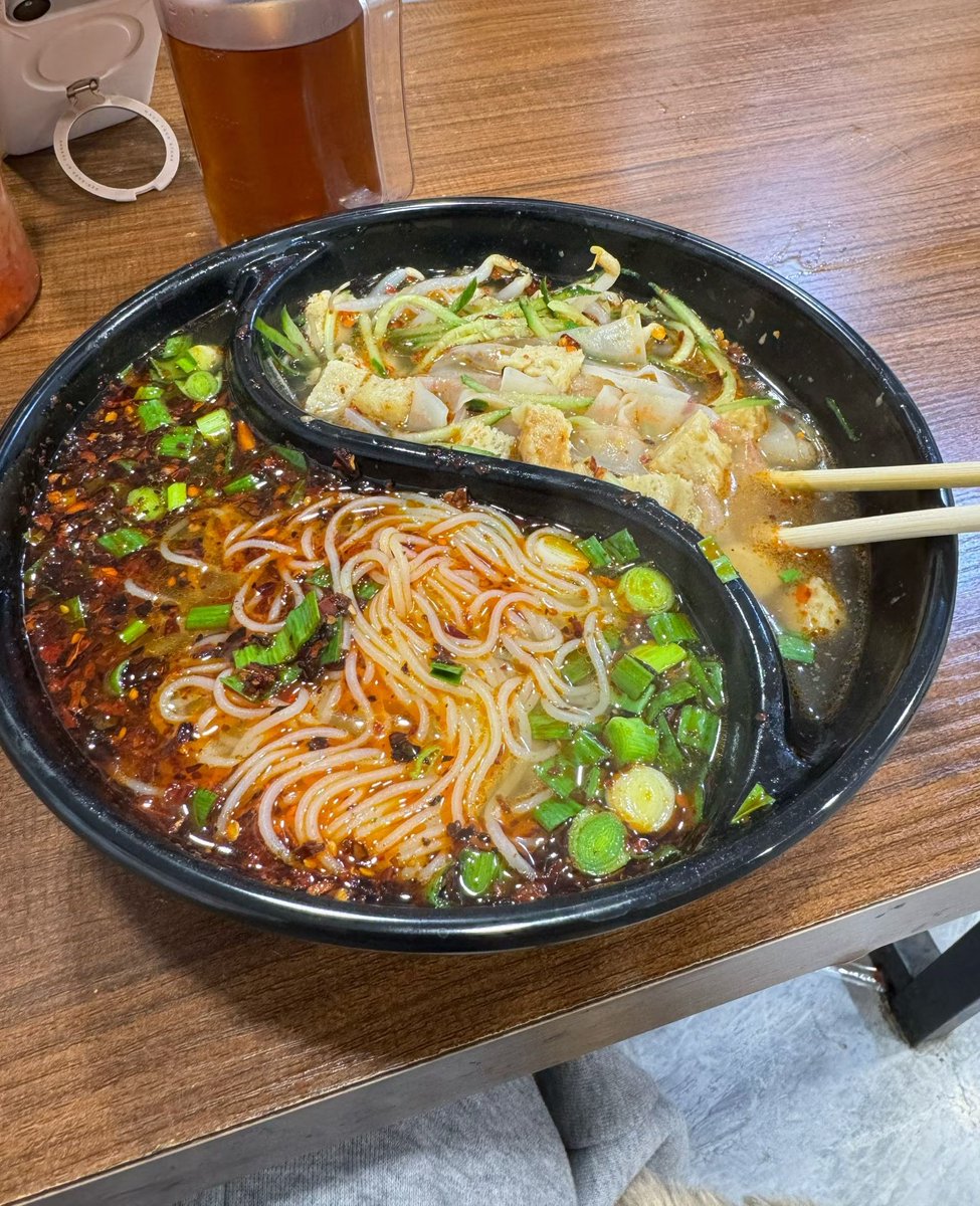 Xia65645's tweet photo. 就喜欢汤汤水水的米粉，
今天来个双拼！好吃😋！ https://t.co/Qd6L0sdRwC