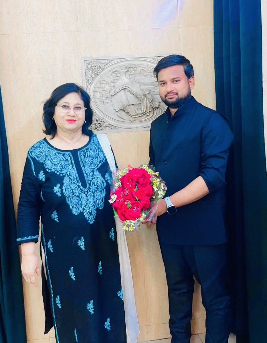 आज के बच्चों को माँ बाप से स्पेस चाहिए क्या लेकिन प्यारे नन्हें मुन्ने बच्चों माँ बाप से कोई मूव आन नहीं कर सकता है।फिर क्यों एक बुजुर्ग डॉक्टर अपने घर में दो साल से भूख से मर रहा था क्यों शरीर पर कीड़े चल रहे थे । पूरा परिवार पत्नि सहित विदेश में रहते हैं कभी पूछा नही अपने