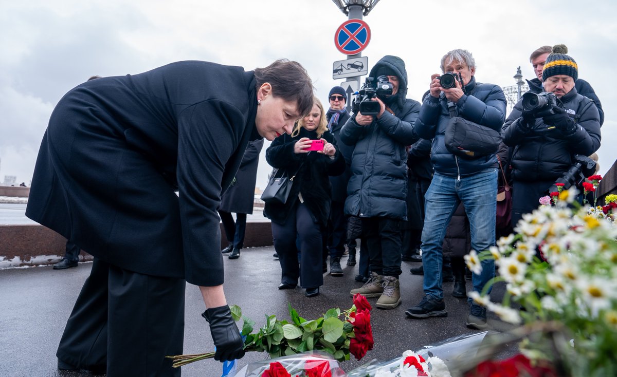 EmbFinMoscow's tweet photo. В пятницу, 27 февраля исполняется 11 лет со дня убийства оппозиционного политика Бориса Немцова рядом с Кремлем в центре Москвы. Посол Финляндии Марья Лийвала возложила сегодня вместе с представителями других стран ЕС цветы на месте убийства Немцова. #Немцов https://t.co/44YMerREVy
