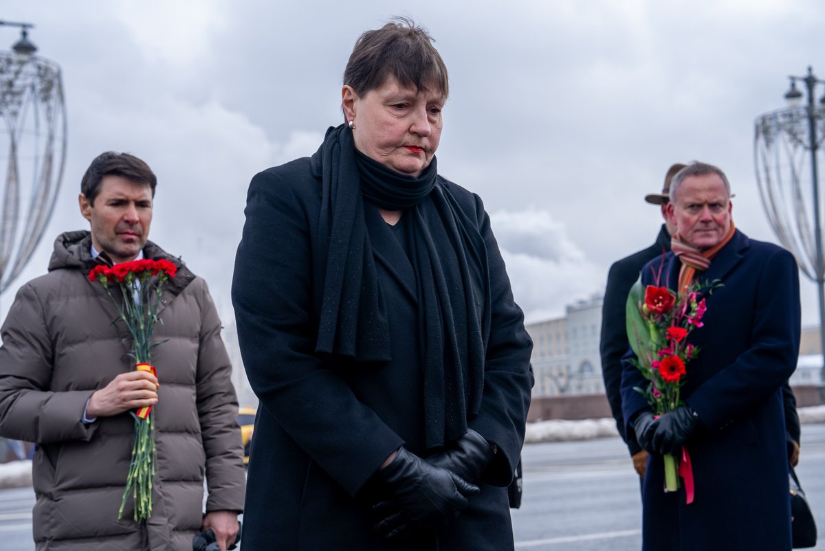 EmbFinMoscow's tweet photo. Perjantaina 27.2. tulee kuluneeksi 11 vuotta siitä, kun oppositiopoliitikko Boris Nemtsov murhattiin Kremlin vieressä Moskovan keskustassa. Suurlähettiläs Marja Liivala yhdessä muiden EU-maiden edustajien kanssa laskivat tänään kukkia Nemtsovin murhapaikalle. https://t.co/qpdXfC6obH