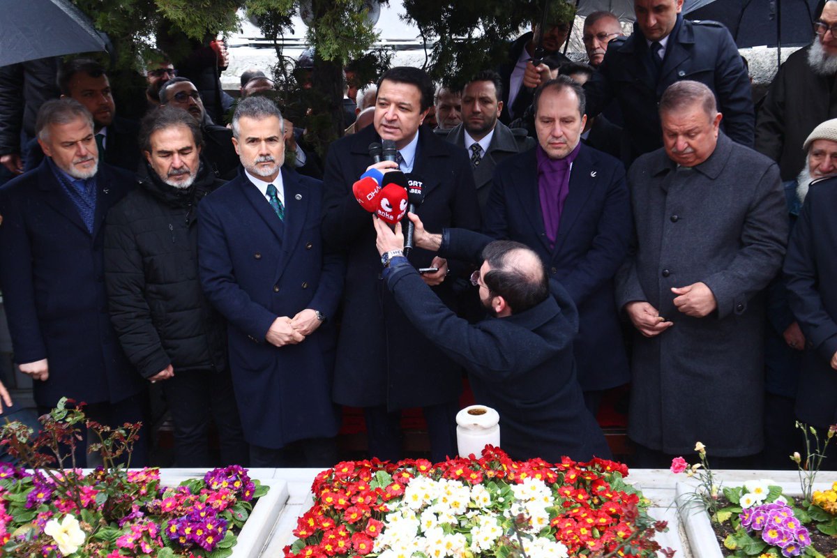 SaadetIstanbul's tweet photo. Genel Başkanımız Mahmut Arıkan, Yeniden Refah Partisi Genel Başkanı Fatih Erbakan ile birlikte vefatının sene-i devriyesinde Merhum Genel Başkanımız Prof. Dr. Necmettin Erbakan'ın kabrini ziyaret etti. https://t.co/cXQ7AotF5p