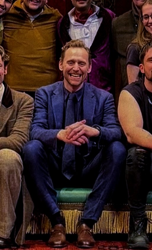 📷NEW|  Tom Hiddleston went to see the play "The Play That Goes Wrong" in London.