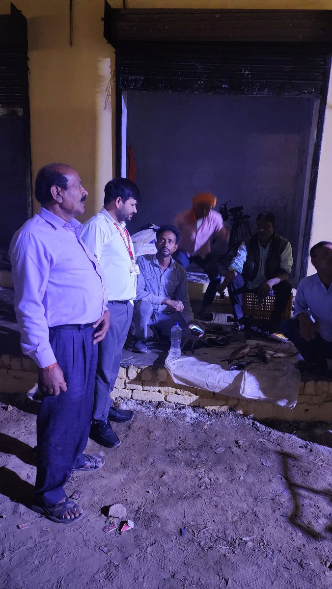 Blrfisheries's tweet photo. विकासखंड बलरामपुर के सामने निर्मित मछली मंडी का निरीक्षण किया गया। मत्स्य विक्रेताओं को रोजाना मत्स्य हॉट लगाने एवं स्वच्छ तथा गुणवत्ता युक्त मछलियों को बेचने का निर्देश दिया। @FDepar2 @ddfish_ayodhyaa @BalrampurCdo https://t.co/rCTY1nrECf