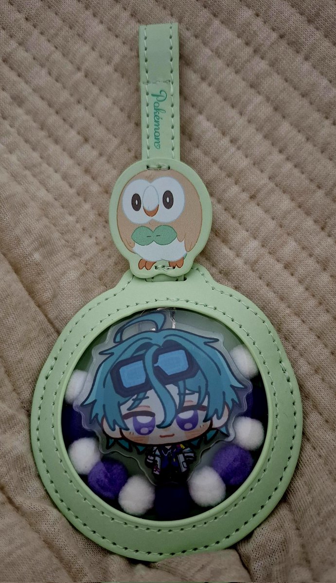 Zeeve33's tweet image. Rowlet 🦉💚☺️
So lucky to found this rowlet badge holder in my local store~ 
Shout out to @derpcryo for helping me find which are 🧪's fav pokemons from old vod 😭🫶