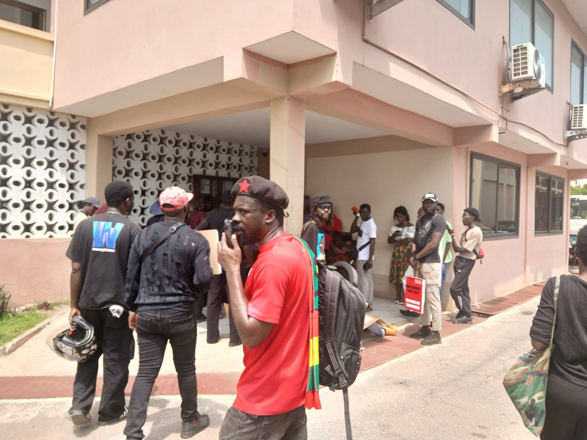 ##StopGalamseyNow protestors at the Chieftaincy Ministry to present a petition......40 minutes on and a rep is  yet to come for their petition though they gave a prior notice!