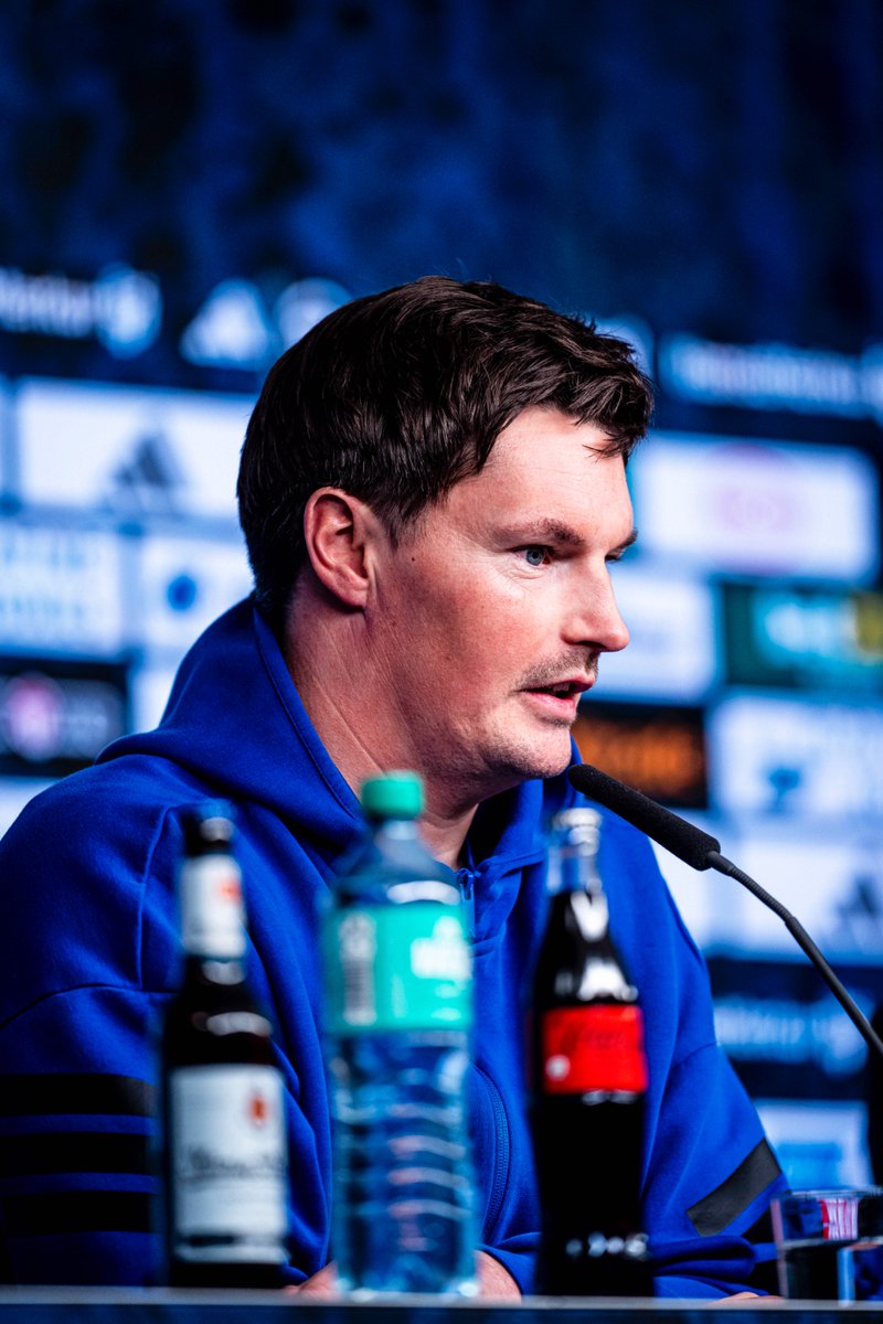 HSV's tweet photo. 🎙 | Merlin #Polzin mit dem Personal-Update für das anstehende Heimspiel: „Albert Grönbaek und Alex sind noch in der Reha. Der Rest der Mannschaft ist heiß und einsatzbereit.“

Die restliche #Pressekonferenz könnt ihr euch wie gewohnt im Livestream auf YouTube anschauen. 📺➡ https://t.co/Q3F6L8fU8E

#nurderHSV #HSVRBL