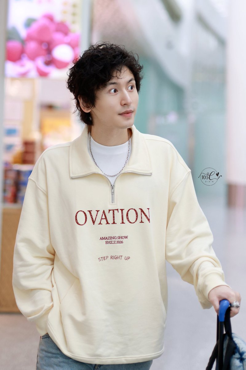 105forZZH's tweet photo. 260227 深圳出发🛫📷

#ZhangZhehan 
#ZhangZhehan张哲瀚
#张哲瀚 #張哲瀚 #ZZH 
#チャンジャーハン 
#장철한 #จางเจ๋อฮั่น
#zhangsanjian
#张三坚
#TheRealZhangZhehan 
#zhangzhehan_super3
#WordOfHonor 
#山河令 https://t.co/bY3fRpvSUu